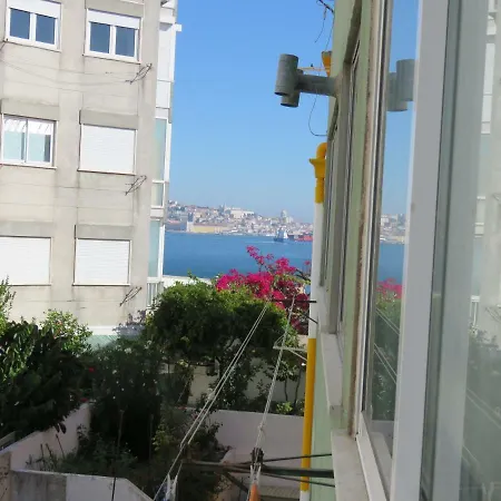 Tejo House River Lisbon * Almada