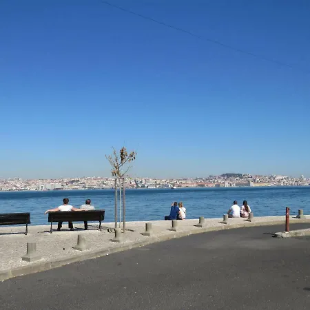 Tejo House River Lisbon * Almada